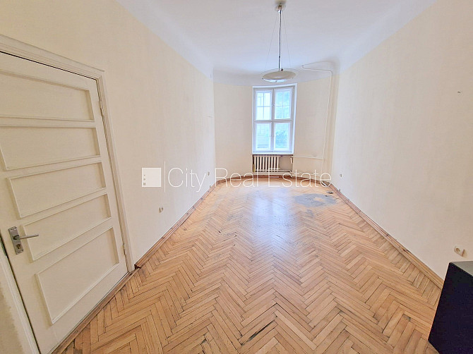 Fasādes māja, renovēta māja, ieeja no ielas, ir lifts, kāpņu telpa pēc kosmētiskā remonta, Rīga - foto 1
