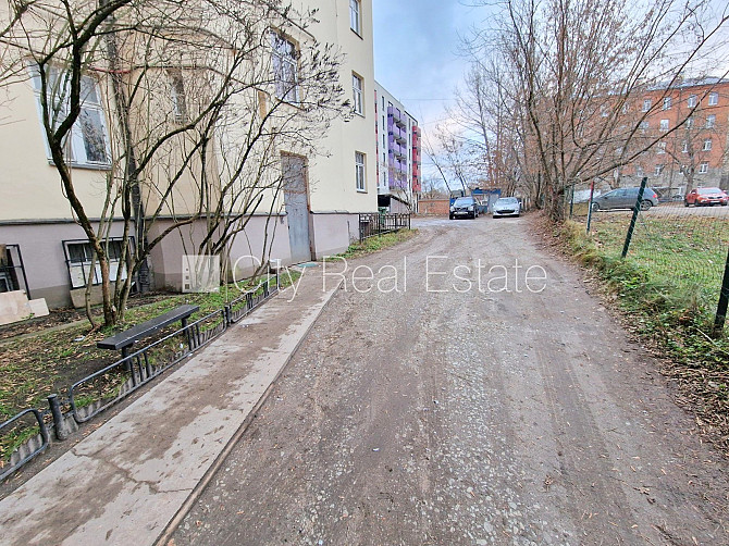 Фасадный дом, реновированный дом, место для машины, вход с улицы, полуподвал, окна Рига - изображение 18