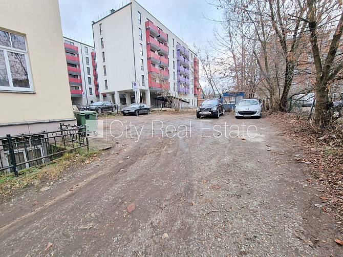 Фасадный дом, реновированный дом, место для машины, вход с улицы, полуподвал, окна Рига - изображение 19