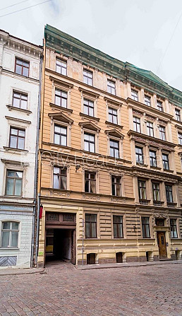 Fasādes māja, bruģēts piebraucamais ceļš, ieeja no pagalma, kāpņu telpa pēc kosmētiskā Rīga - foto 17