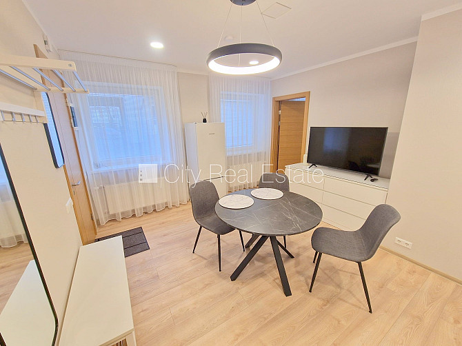 Fasādes māja, renovēta māja, slēgts pagalms, iespēja nomāt autostāvvietu, ieeja no ielas un Rīga - foto 7