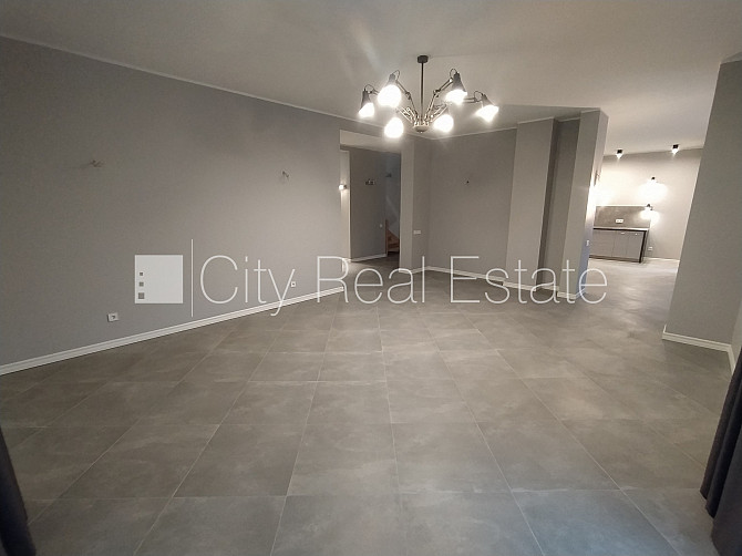 Privātmāja, labiekārtots apzaļumots pagalms, iežogota teritorija ar metāla sētu, garāža Rīga - foto 5