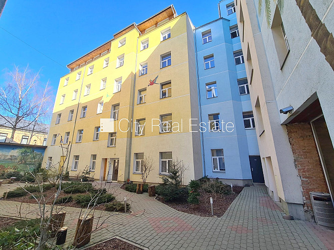 Здание во дворе, реновированный дом, закрытый двор, вход со двора, лестничная Рига - изображение 15