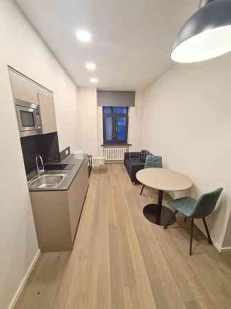 Здание во дворе, реновированный дом, закрытый двор, вход с улицы и со двора, лифт, Рига