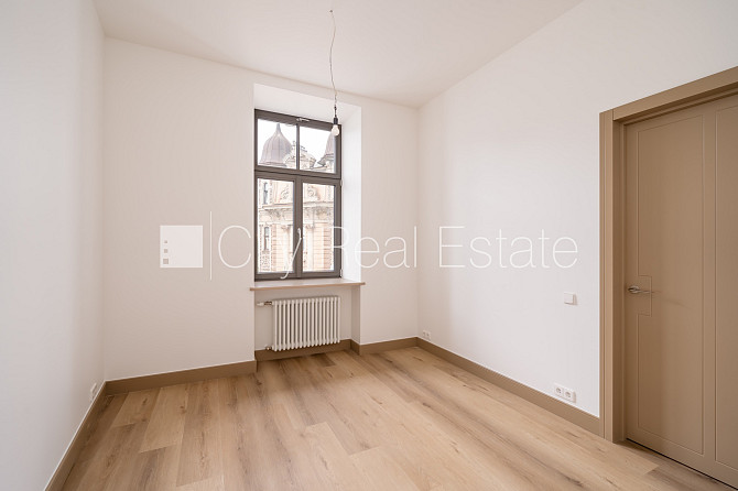 Fasādes māja, renovēta māja, ir lifts, kāpņu telpa pēc kapitālā remonta, logi vērsti uz Rīga - foto 8