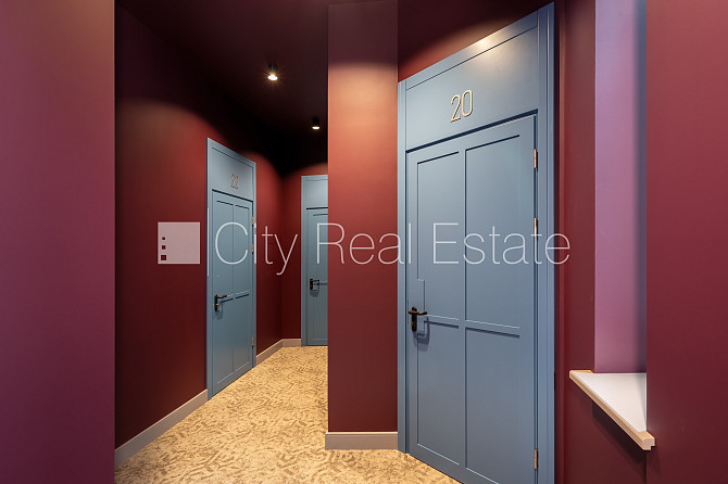 Fasādes māja, renovēta māja, ir lifts, kāpņu telpa pēc kapitālā remonta, logi vērsti uz Rīga - foto 16
