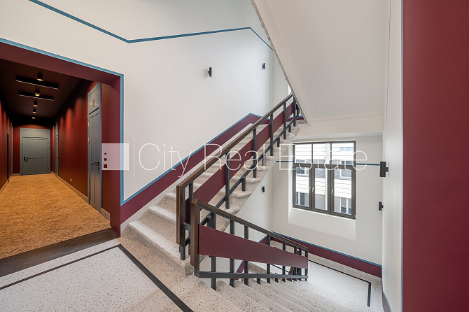Fasādes māja, renovēta māja, ir lifts, kāpņu telpa pēc kapitālā remonta, logi vērsti uz Rīga - foto 18