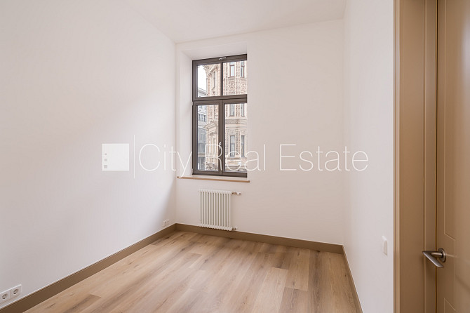 Fasādes māja, renovēta māja, ir lifts, kāpņu telpa pēc kapitālā remonta, logi vērsti uz Rīga - foto 4