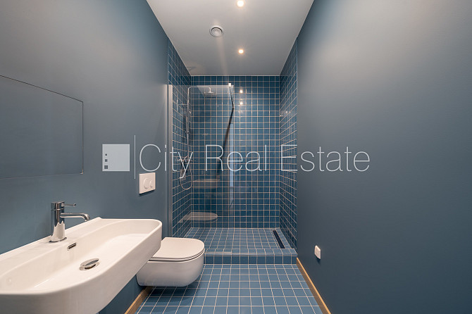 Fasādes māja, renovēta māja, ir lifts, kāpņu telpa pēc kapitālā remonta, logi vērsti uz Rīga - foto 12