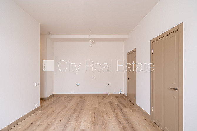 Fasādes māja, renovēta māja, ir lifts, kāpņu telpa pēc kapitālā remonta, logi vērsti uz Rīga - foto 3