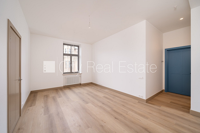Fasādes māja, renovēta māja, ir lifts, kāpņu telpa pēc kapitālā remonta, logi vērsti uz Rīga - foto 1
