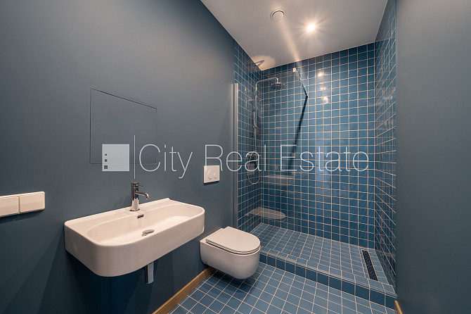 Fasādes māja, renovēta māja, ir lifts, kāpņu telpa pēc kapitālā remonta, logi vērsti uz Rīga - foto 11