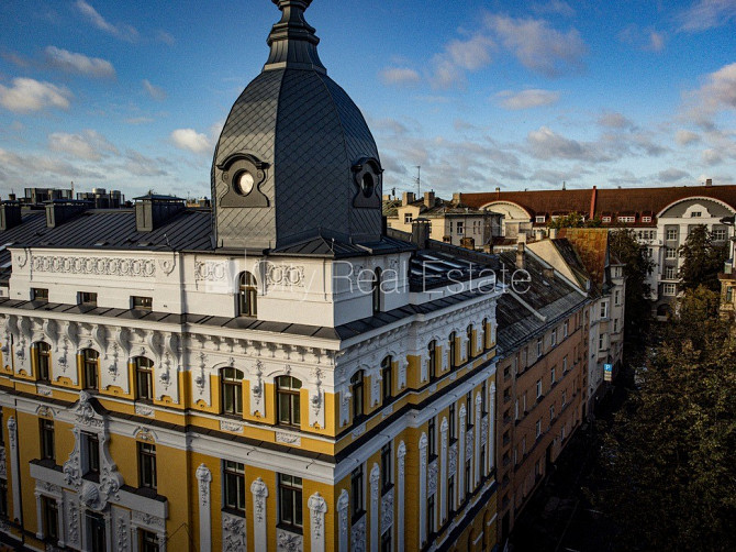 Fasādes māja, renovēta māja, uzstādīti saules enerģijas paneļi, slēgts pagalms, iespēja Rīga - foto 1
