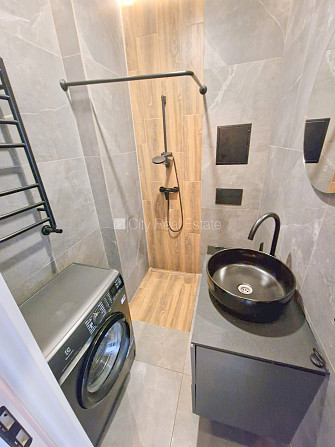 Jaunceltne, fasādes māja, ieeja no ielas, ir lifts, kāpņu telpa pēc kapitālā remonta, logi Rīga - foto 10