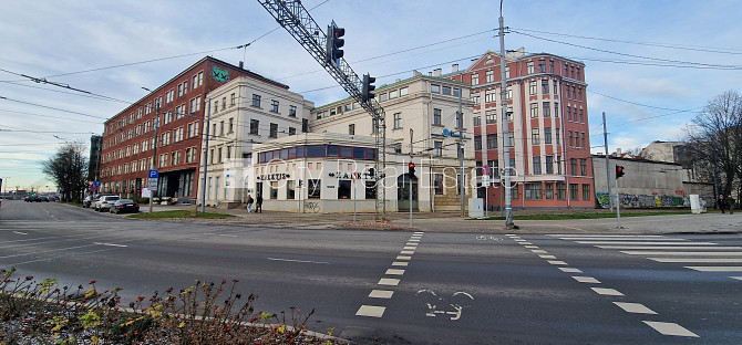 Zeme īpašumā, fasādes māja, pagrabstāvā pieejama noliktava, ieeja no ielas un pagalma, ir Rīga - foto 1