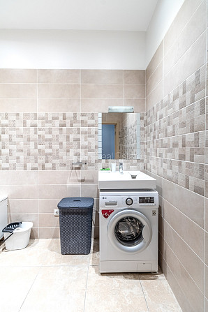 Renovēta māja, slēgts pagalms, ieeja no ielas, kāpņu telpa pēc kapitālā remonta, istabas Rīga - foto 14