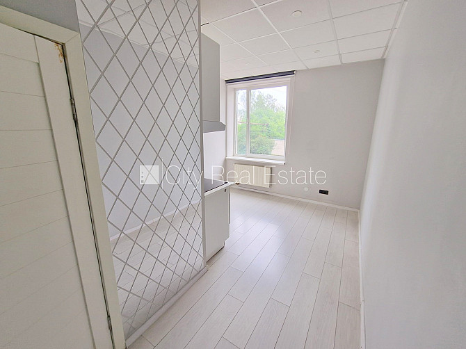 Renovēta māja, slēgts pagalms, ieeja no ielas, kāpņu telpa pēc kapitālā remonta, logi Rīga - foto 4