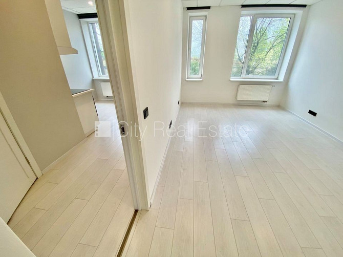 Renovēta māja, slēgts pagalms, ieeja no ielas, kāpņu telpa pēc kapitālā remonta, logi Rīga - foto 2