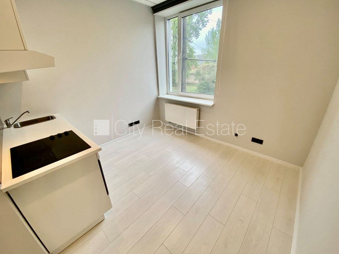 Renovēta māja, slēgts pagalms, ieeja no ielas, kāpņu telpa pēc kapitālā remonta, logi Rīga - foto 14