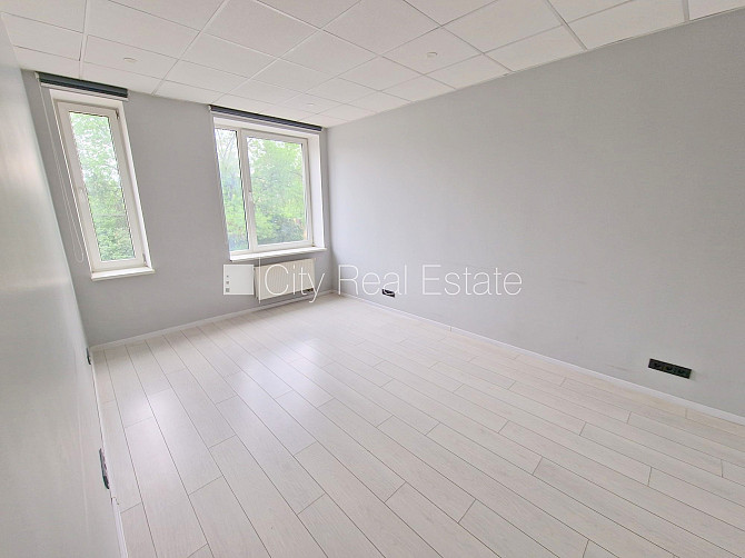 Renovēta māja, slēgts pagalms, ieeja no ielas, kāpņu telpa pēc kapitālā remonta, logi Rīga - foto 7