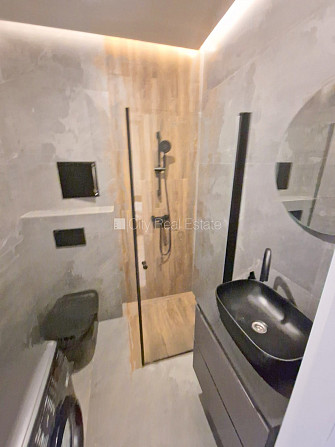 Fasādes māja, renovēta māja, slēgts pagalms, ieeja no ielas, ir lifts, kāpņu telpa pēc Rīga - foto 16