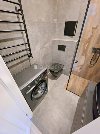 Fasādes māja, renovēta māja, slēgts pagalms, ieeja no ielas, ir lifts, kāpņu telpa pēc Rīga - foto 17