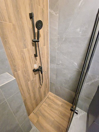 Fasādes māja, renovēta māja, slēgts pagalms, ieeja no ielas, ir lifts, kāpņu telpa pēc Rīga - foto 13
