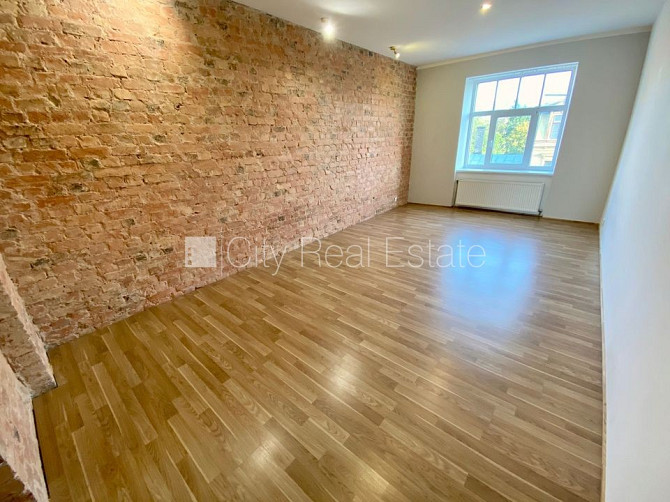 Fasādes māja, renovēta māja, labiekārtots apzaļumots pagalms, slēgts pagalms, ieeja no Rīga - foto 7