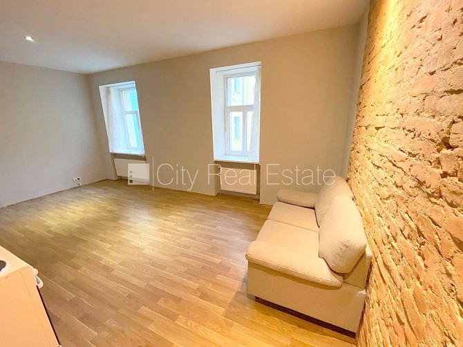 Fasādes māja, renovēta māja, labiekārtots apzaļumots pagalms, slēgts pagalms, ieeja no Rīga - foto 3