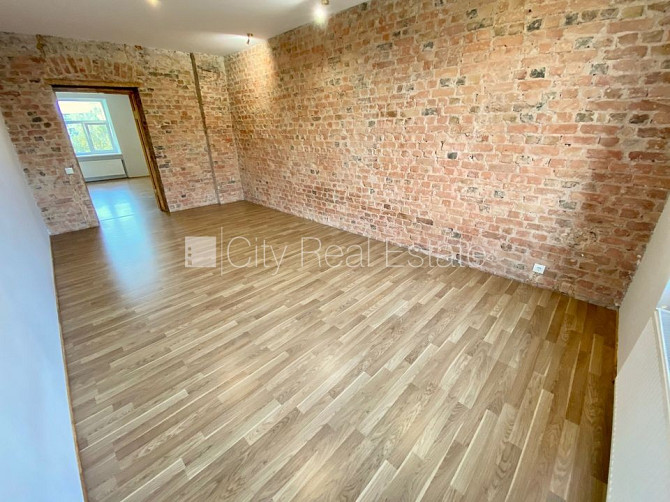 Fasādes māja, renovēta māja, labiekārtots apzaļumots pagalms, slēgts pagalms, ieeja no Rīga - foto 6