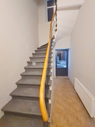 Pagalma ēka, renovēta māja, slēgts pagalms, ieeja no pagalma, kāpņu telpa pēc kapitālā Rīga - foto 11