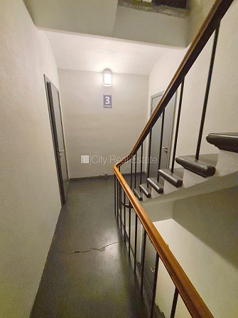 Pagalma ēka, renovēta māja, slēgts pagalms, ieeja no pagalma, kāpņu telpa pēc kapitālā Rīga - foto 10