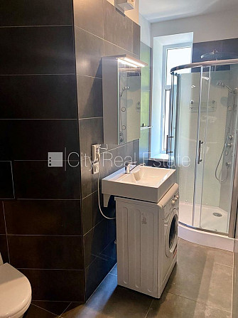 Pagalma ēka, renovēta māja, slēgts pagalms, ieeja no pagalma, kāpņu telpa pēc kapitālā Rīga - foto 8