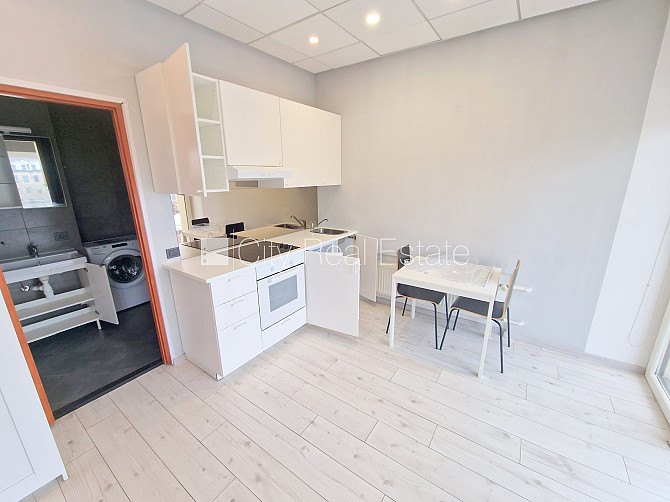 Fasādes māja, renovēta māja, ieeja no ielas, ir lifts, kāpņu telpa pēc kapitālā remonta, Rīga - foto 7