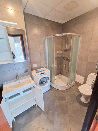 Fasādes māja, renovēta māja, ieeja no ielas, ir lifts, kāpņu telpa pēc kapitālā remonta, Rīga - foto 19