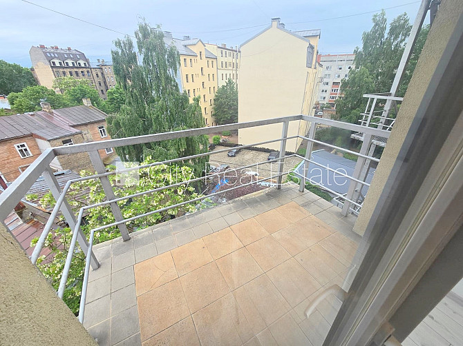 Fasādes māja, renovēta māja, ieeja no ielas, ir lifts, kāpņu telpa pēc kapitālā remonta, Rīga - foto 16