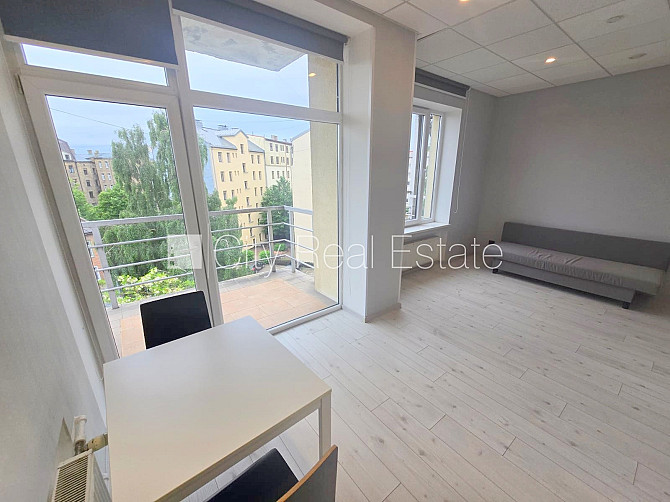 Fasādes māja, renovēta māja, ieeja no ielas, ir lifts, kāpņu telpa pēc kapitālā remonta, Rīga - foto 15