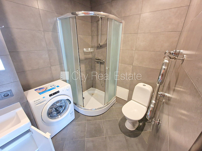 Fasādes māja, renovēta māja, ieeja no ielas, ir lifts, kāpņu telpa pēc kapitālā remonta, Rīga - foto 18