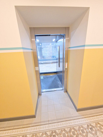 Pagalma ēka, fasādes māja, renovēta māja, slēgta teritorija, ieeja no ielas un pagalma, ir Rīga - foto 18