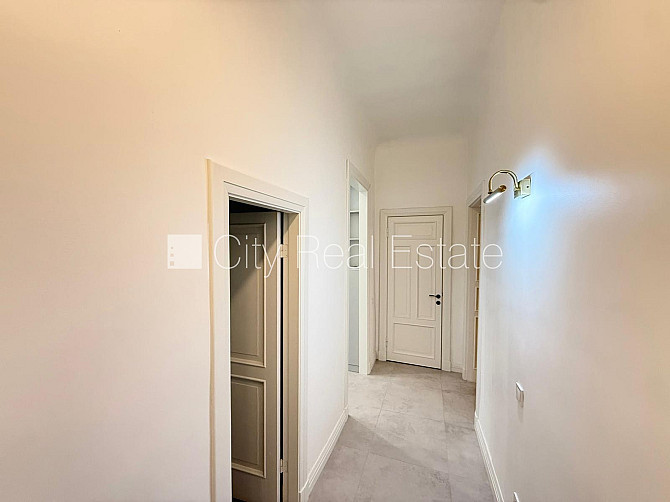 Fasādes māja, renovēta māja, slēgts pagalms, ieeja no ielas, luksuss apartamenti , logi Rīga - foto 16
