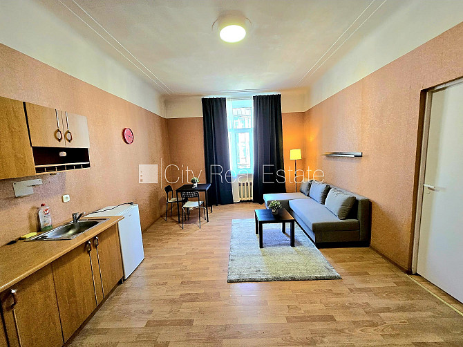 Fasādes māja, ieeja no ielas, kāpņu telpa pēc kapitālā remonta, guļamistabu skaits 1 gab., Rīga - foto 4