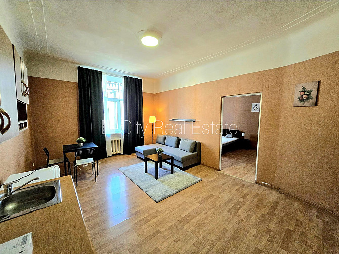 Fasādes māja, ieeja no ielas, kāpņu telpa pēc kapitālā remonta, guļamistabu skaits 1 gab., Rīga - foto 1