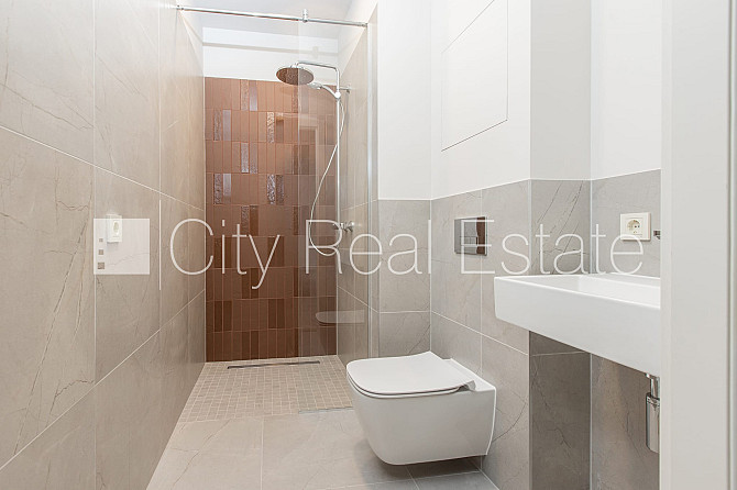 Zeme īpašumā, fasādes māja, renovēta māja, slēgts pagalms, ir lifts, kāpņu telpa pēc Rīga - foto 6
