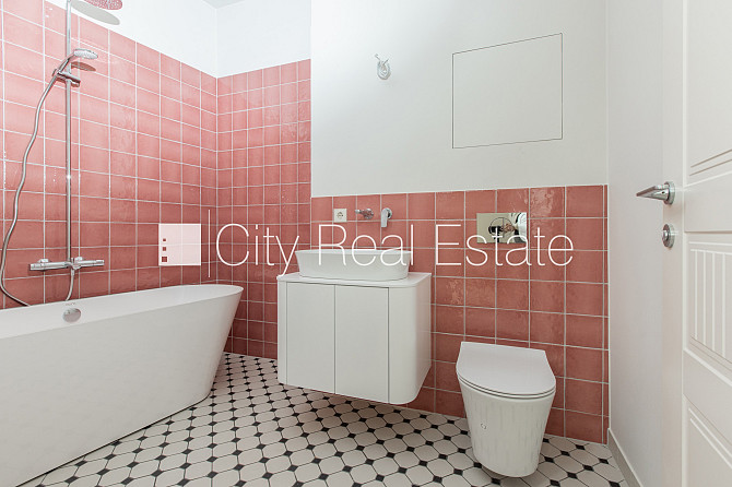 Zeme īpašumā, fasādes māja, renovēta māja, slēgts pagalms, ir lifts, kāpņu telpa pēc Rīga - foto 1