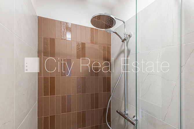 Zeme īpašumā, fasādes māja, renovēta māja, slēgts pagalms, ir lifts, kāpņu telpa pēc Rīga - foto 3