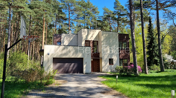 Labiekārtots apzaļumots pagalms, iežogota teritorija ar koka sētu, garāža divām Jūrmala - foto 1
