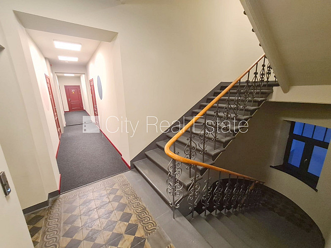 Pagalma ēka, renovēta māja, slēgts pagalms, ieeja no pagalma, ir lifts, kāpņu telpa pēc Rīga - foto 18