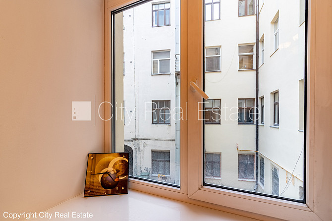 Fasādes māja, labiekārtota apzaļumota teritorija, ieeja no ielas, logi vērsti mājas abās Rīga - foto 2