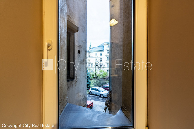 Fasādes māja, labiekārtota apzaļumota teritorija, ieeja no ielas, logi vērsti mājas abās Rīga - foto 13