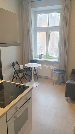 Fasādes māja, renovēta māja, slēgts pagalms, ieeja no ielas, kāpņu telpa pēc kapitālā Rīga - foto 16